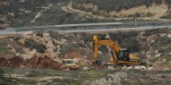 مستوطنون يجرفون أراضي جنوب نابلس وكلابهم تهاجم رعاة أغنام في الأغوار