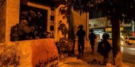الاحتلال يفتش عدة منازل في الخليل