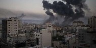 طائرات الاحتلال وبوارجه الحربية تقصف شققا سكنية وميناء الصيد غرب غزة