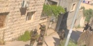 يقطن فيهما 10 أفراد: الاحتلال يهدم شقتين سكنيتين بجبل المكبر في القدس